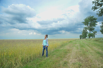 beautiful girl posing in a wheat field.