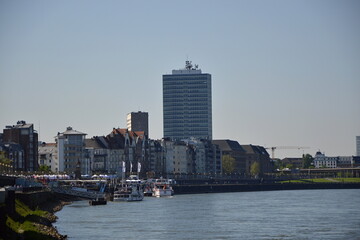 Fototapeta premium Panorama am Fluss Rhein in Düsseldorf, Nordrhein - Westfalen