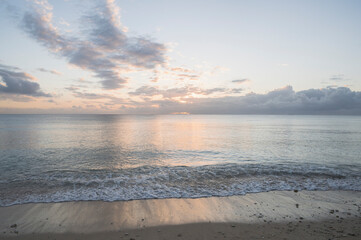 沖縄　渡具知ビーチの夕暮れ