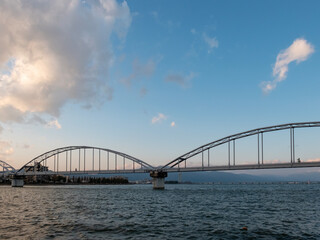 夕暮れ時の　晴れた琵琶湖瀬田川にかかる　瀬田川共同橋