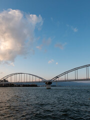 夕暮れ時の　晴れた琵琶湖瀬田川にかかる　瀬田川共同橋