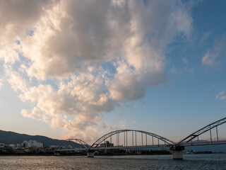 色づいた夕暮れの琵琶湖瀬田川にかかる　瀬田川共同橋