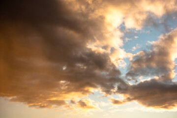 Obraz premium Ciel avec nuages de couleur rose au coucher de soleil. 