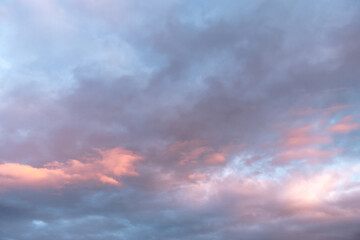 Fototapeta na wymiar Ciel avec nuages de couleur rose au coucher de soleil. 