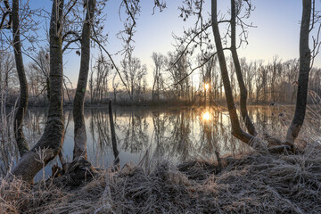 Winterlicher Anblick mit Raureif auf Lechkanal bei Ostendorf im Landkreis Augsburg, wo der Fluss...
