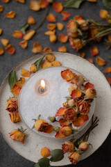 オレンジ色のバラとキャンドル