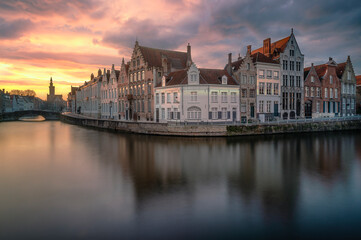 Fototapeta na wymiar Bruges au coucher du soleil