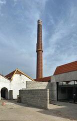 Fototapeta na wymiar construction des logements lofts en lieu et place d'une ancienne usine avec cheminée 