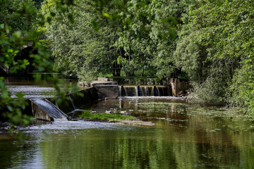 Obraz premium barrage et chute sur un cours d'eau