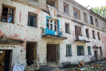 Fototapeta na wymiar Old three-storey brick house for demolition