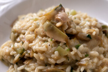 Primo piano di delizioso risotto ai carciofi, cucina Italiana