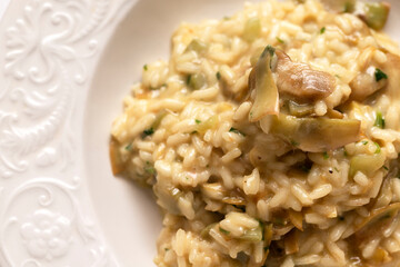 Primo piano di delizioso risotto ai carciofi, cucina Italiana
