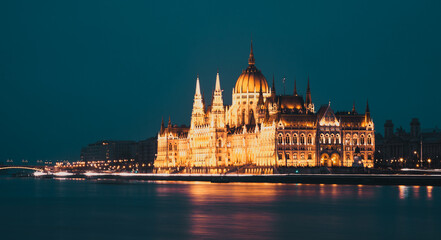 Fototapeta na wymiar night shot of Parliament building in Budapest Hungary