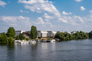 Fototapeta premium Wohnen am Wasser