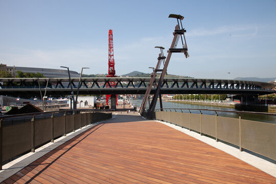 Vista del puente Euskalduna y de la gr&uacute;a Karola en Bilbao, Vizcaya, Pa&iacute;s Vasco.