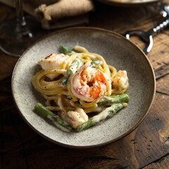 Pasta with shrimps and asparagus