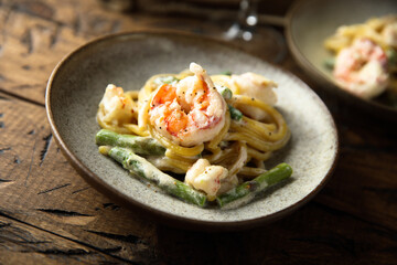 Pasta with shrimps and asparagus