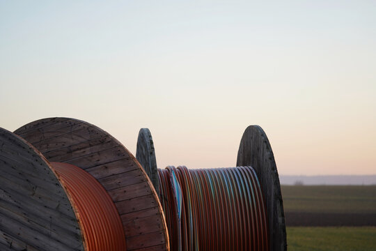 Glasfaser Kabel auf einer Wiese  im Abendlicht. Infrastruktur Ausbau auf dem Land. Ein Sinnbild f&uuml;r Zukunft im l&auml;ndlichen Raum