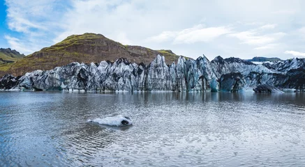 Foto auf Acrylglas Sólheimajökull picturesque glacier in southern Iceland. The tongue of this glacier slides from the volcano Katla. Beautiful glacial lagoon with blocks of ice and surrounding mountains. © wildman