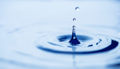 Fototapeta na wymiar water drop splashing on the water surface.meditation background