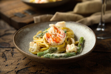 Pasta with shrimps and asparagus