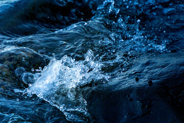 飛沫が上がる波打ち際