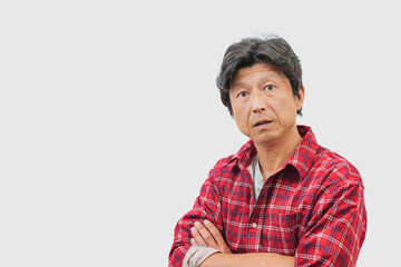 腕組みして呆れ顔の中年男性