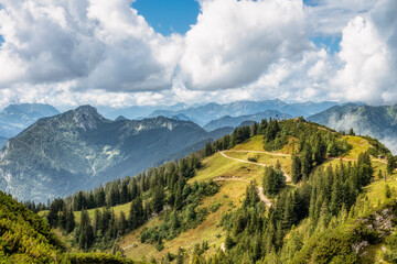 Fototapeta na wymiar Blick vom hinteren auf den vorderen Rauschberg (bei Ruhpolding) und die Chiemgauer Alpen