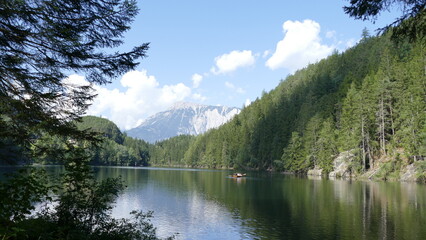 Fototapeta na wymiar See in den Alpen