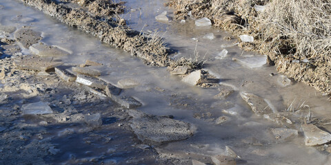 Fondo de textura de tierra húmeda congelada.