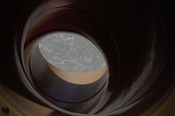 滑り台の穴の向こう