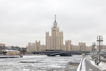 Obraz premium Stalin's high-rise and Bolshoy Ustinsky Bridge on a cold winter day