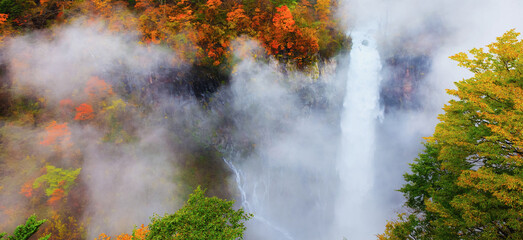 水飛沫に煙る秋の日光の華厳の滝