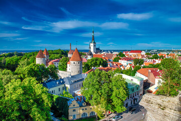 Obraz premium Tallinn old town with walls and buildings, view from Toompea Hill, Estonia.