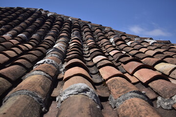 tejas de un techo viejo 