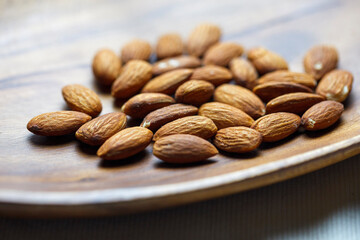 木の皿に乗った沢山のアーモンド