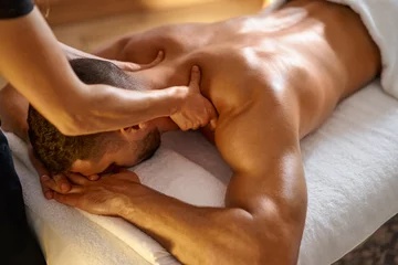 Papier Peint photo Lavable Salon de massage Man having neck massage in the spa salon