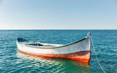 Fischerboot vor Anker im Schwarzen Meer