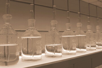 Obraz premium Laborglasflaschen mit Schliff und Aufsatz zur Entgasung