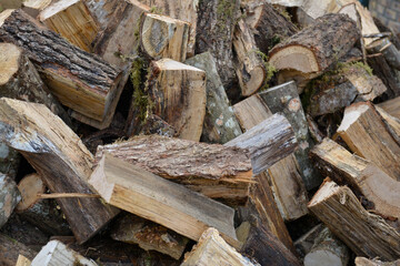 Plan rapproché d'une pile en vrac de bois de chauffage coupé