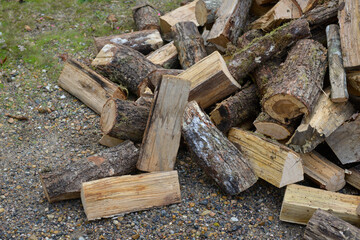 Plan rapproché d'une pile en vrac de bois de chauffage coupé