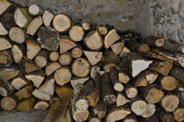 Pile de bois de chauffage coupé rangé dans un abri en pierres