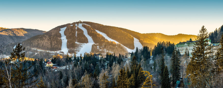 hochaufl&ouml;sendes Panorama Semmering Hochstra&szlig;e mit Blick auf Skigebiet