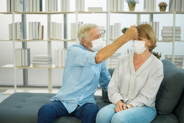 Obraz premium Caucasian senior couple wearing a mask, covid19 pandemic concept