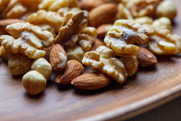 木の皿に乗せたミックスナッツ
