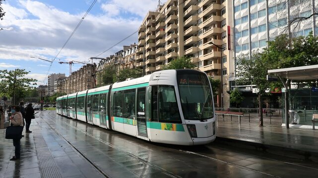 Transport public urbain dans les rues de la ville de Paris, tramway de la ligne de tram RATP T3 quittant la station "Porte de Versailles" – mai 2021 (France)