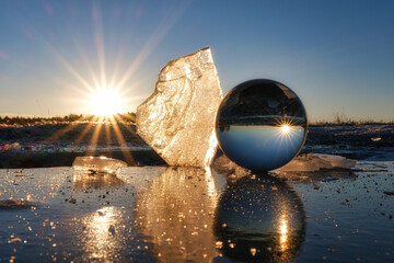 Glasskugel auf Eis - Lensball on ice - obrazy, fototapety, plakaty