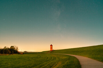 Obraz na płótnie Canvas Pilsumer Leuchtturm und die Milchstraße leicht zusehen