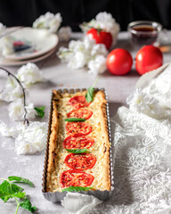 Tart with tomatoes and cheese