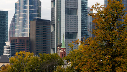 Kirchturm vor Skyline St. Leonhard